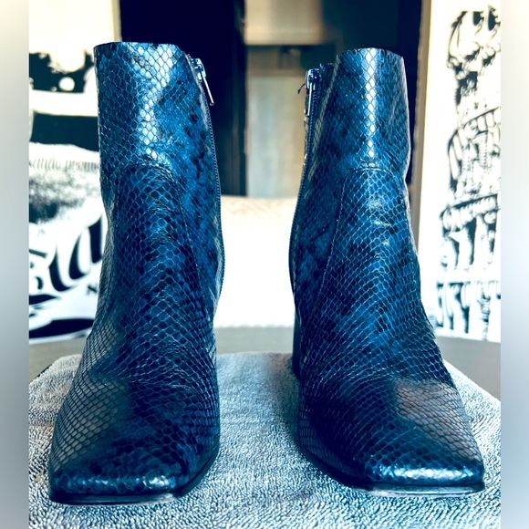 Blue and black snakeskin ankle boots - Picture 4 of 10